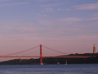 Obraz premium 25 de Abril bridge over the Tagus lake at sunset, Lisbon, Portugal