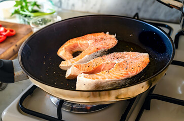 Lachs Filet in einer Pfanne braten 