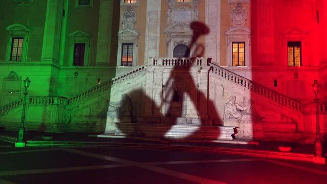 Trombettiere suona la tromba sullo sfondo della bandiera italiana
silhouette della tromba sul tricolore.