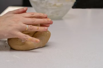 Wandcirkels aluminium woman kneading fresh dough for making cookies © Jose Antona/Wirestock Creators