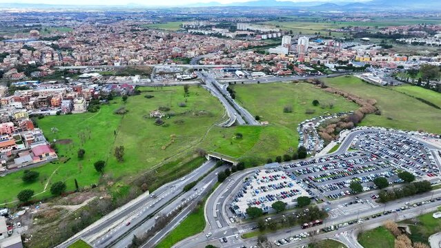 Il quartiere di Tor Vergata a Roma, Italia.
Vista aerea della moderna viabilit&agrave; e degli edifici universitari.