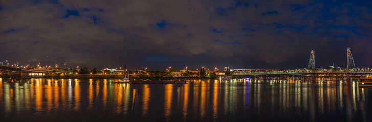 Fototapeta na wymiar Night view of the river