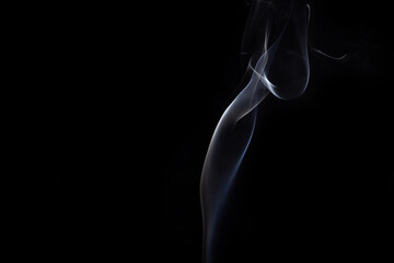 Uma forma abstrata de fumaça branca de incenso com fundo preto.