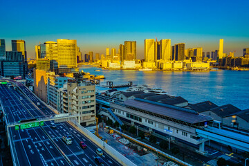 Fototapeta premium 港区の街並みと高速道路