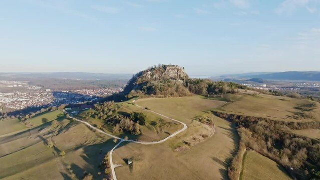 Der Vulkankegel Hohentwiel mit Deutschlands gr&ouml;&szlig;ter Festungsruine