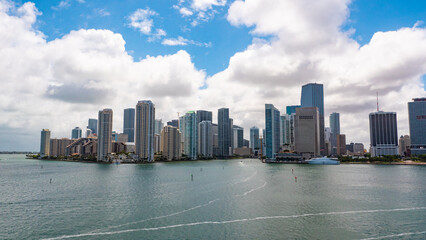 Fototapeta premium beautiful horizon view of miami skyline skyscraper building with cityscape. skyline skyscraper