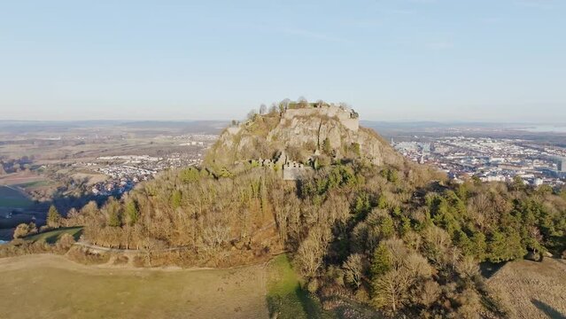 Der Vulkankegel Hohentwiel mit Deutschlands gr&ouml;&szlig;ter Festungsruine