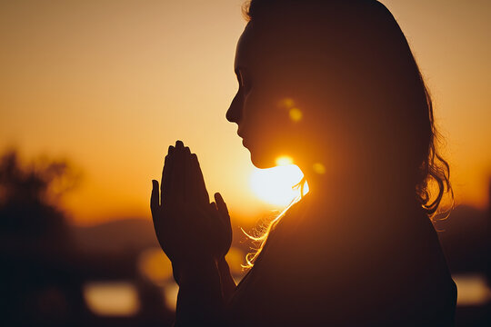 mulher fazendo oração em por do sol 