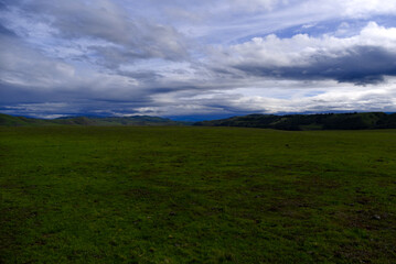 Obraz premium Clouds Sweeping over the Land
