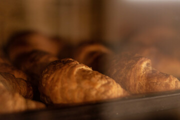 croissant medialunas en el horno de panadería detrás de un vidrio