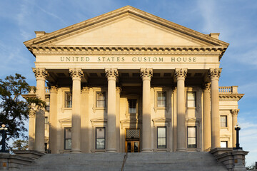 Fototapeta na wymiar View of the 1879 United States Custom House east facade in the Renaissance Revival style in the late afternoon sun, Charleston, SC, USA