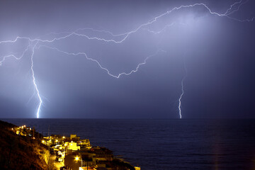 Rayos sobre el mar en la noche junto al pueblo de Boca Cangrejo en Tenerife