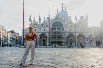Mujer de vacaciones en la plaza de San Marco en Italy 