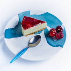 Pastel de queso con cerezas en plato decorado