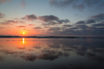 Obraz premium A beautiful and reflective sunset at Blacks Beach in San Diego, California