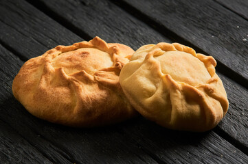 Tatar pie triangle echpochmak, Russian kurnik, delicious pastry with chicken and potatoes. Traditional food, quick snack of dough. © Евгений Вершинин