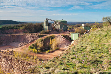 Fototapeta premium ein großer moderner Steinbruch für rotes Gestein - a large modern quarry for rock