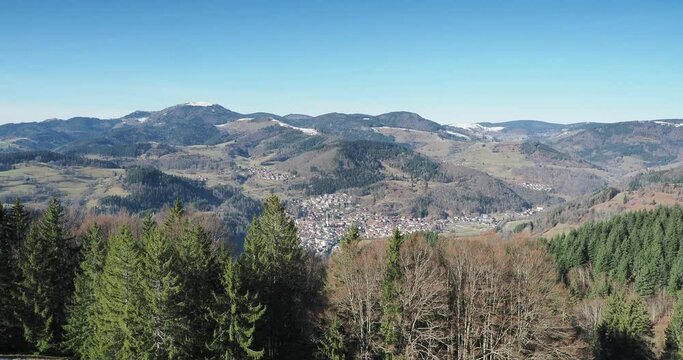 Sch&ouml;nau im Schwarzwald im oberen Wiesental - Die Altstadt rund um ihre Pfarrkirche Mari&auml; Himmelfahrt mit der Gipfel des schneebedeckten Belchen am Horizont
