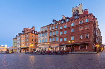 Obraz premium Warsaw. Castle Square in the night illumination at dawn.