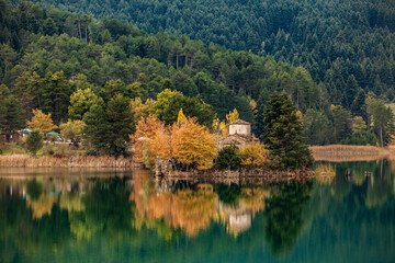 Fototapeta premium Lake landscape with a chapel