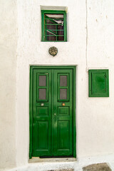 Fototapeta na wymiar Traditional green door