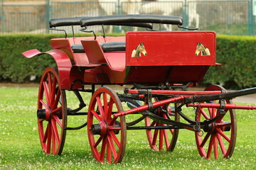 Fototapeta na wymiar old carriage in the park