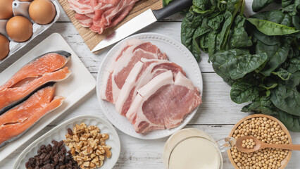 テーブルいっぱいの食材