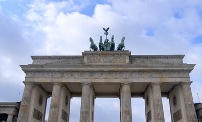 Brandenburger Tor vor blauem Himmel