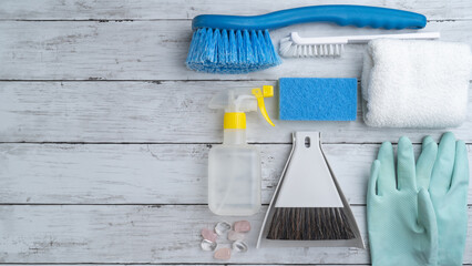 掃除道具・白い木目背景 © aomas