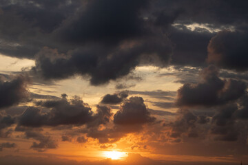 Hermoso atardecer con nubes