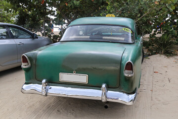 Wunderschöner grüner Oldtimer auf Kuba (Karibik)