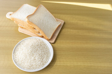 食パンと白米。米粉パンのイメージ