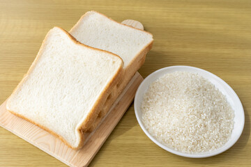 食パンと白米。米粉パンのイメージ