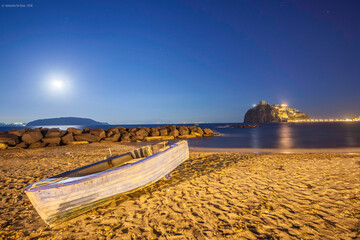Spiaggia dei Pescatori di Notte, con Castello Aragonese - obrazy, fototapety, plakaty