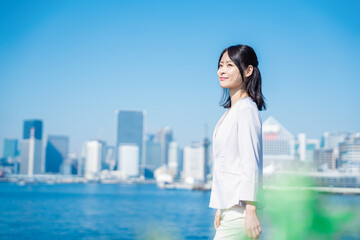 未来を見上げるキャリアウーマン
