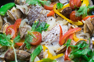 色野菜で鮮やかな鯛のアクアパッツァ
