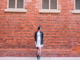 レンガと女性