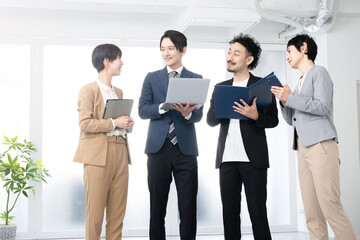 Obraz premium オフィスでのビジネスシーン 男女のチーム あおり