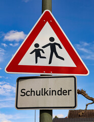 Verkehrsschild: Achtung Schulkinder! 