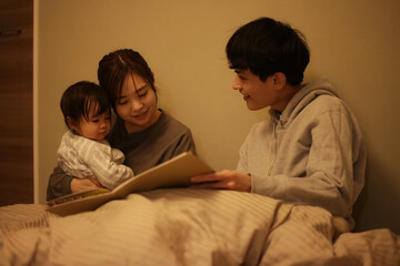 絵本を読む親子