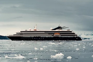 Gordijnen Luxury Cruise Shit In Antarctica 14 © David
