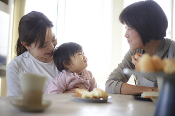 手作りのお菓子を食べる家族