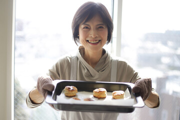 料理をする女性