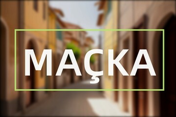 Maçka: Der Name der türkischen Stadt Maçka in der Region Trabzon vor einem Hintergrundbild