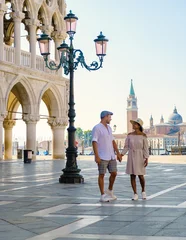Papier Peint photo autocollant Pont du Rialto couple on a city trip in Venice, view of piazza San Marco, Doge's Palace Palazzo Ducale in Venice, Italy. Architecture and landmark of Venice. Sunrise cityscape of Venice Italy during summer