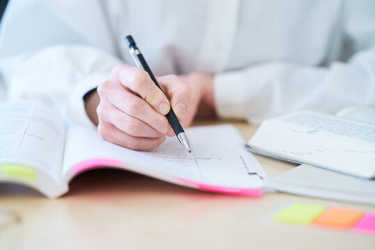 テキストで勉強する女性の手元