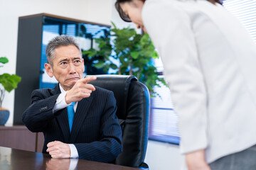 部下に叱責をする役員の男性