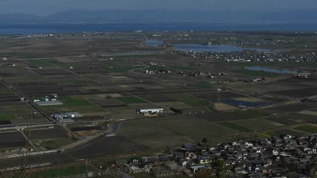 琵琶湖を背景に走る225系普通列車 （東海道本線 安土 - 能登川, 2023年3月）