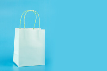 sale and discount background, shopping bag on blue background, copy space