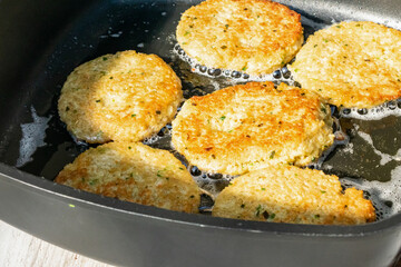 Vegetarische Bratlinge in der Pfanne 